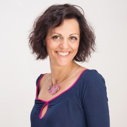 Katja Pečjak headshot